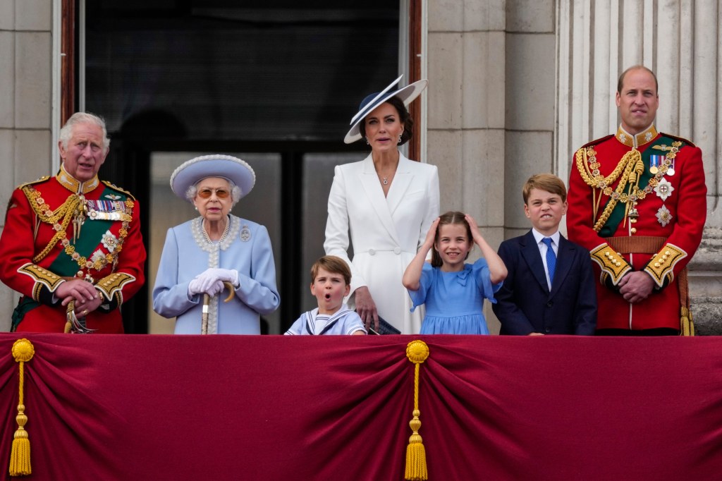 Picture of: Queen Elizabeth II appears on palace balcony for Platinum Jubilee
