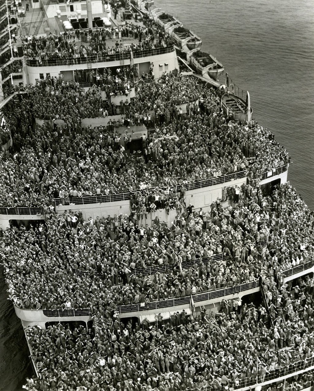 Picture of: Crowded ship bringing American troops back to New York harbor
